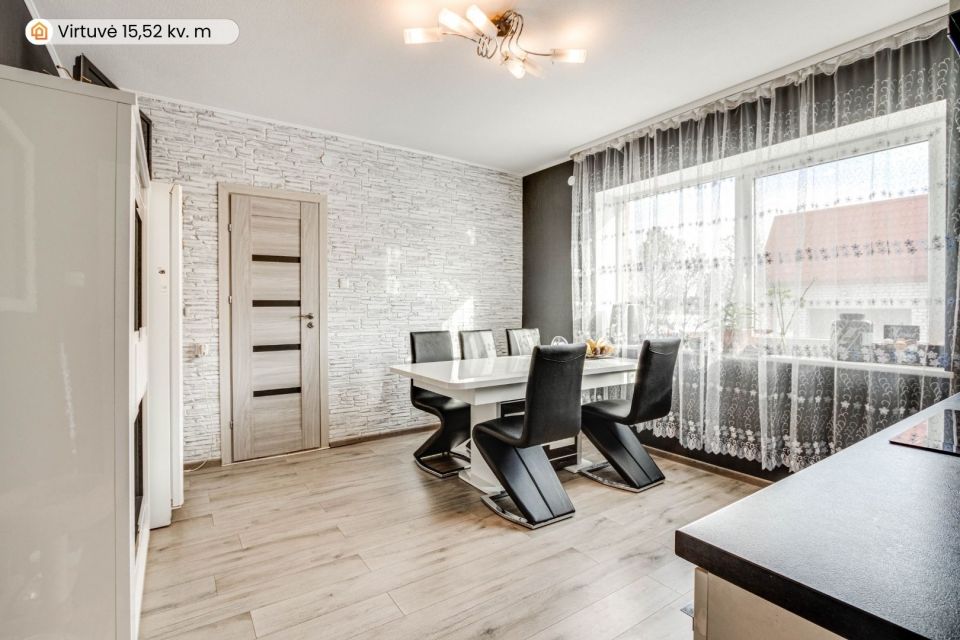 Parduodamas erdvus, mūrinis namas su 29,30 arų žemės sklypu Pievų g., Tytuvėnuose