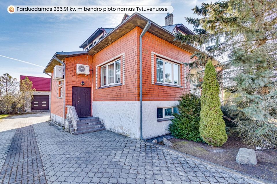 Parduodamas erdvus, mūrinis namas su 29,30 arų žemės sklypu Pievų g., Tytuvėnuose