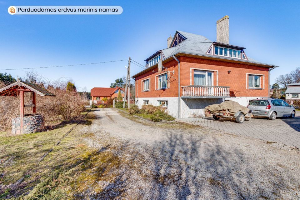 Parduodamas erdvus, mūrinis namas su 29,30 arų žemės sklypu Pievų g., Tytuvėnuose