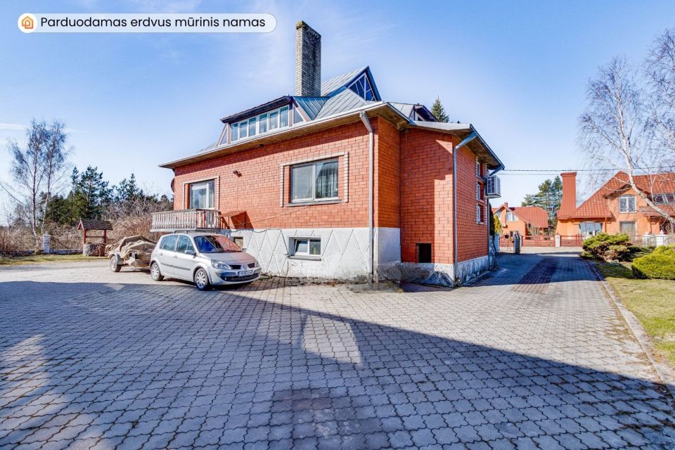 Parduodamas erdvus, mūrinis namas su 29,30 arų žemės sklypu Pievų g., Tytuvėnuose