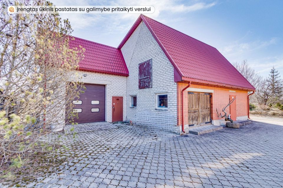 Parduodamas erdvus, mūrinis namas su 29,30 arų žemės sklypu Pievų g., Tytuvėnuose