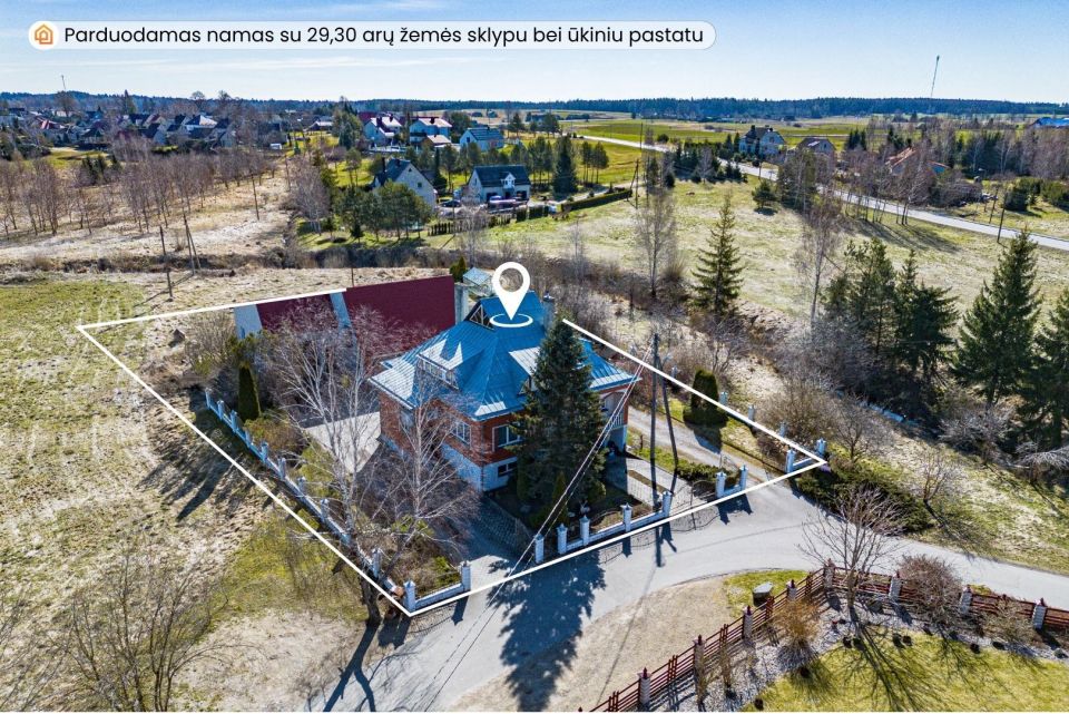 Parduodamas erdvus, mūrinis namas su 29,30 arų žemės sklypu Pievų g., Tytuvėnuose