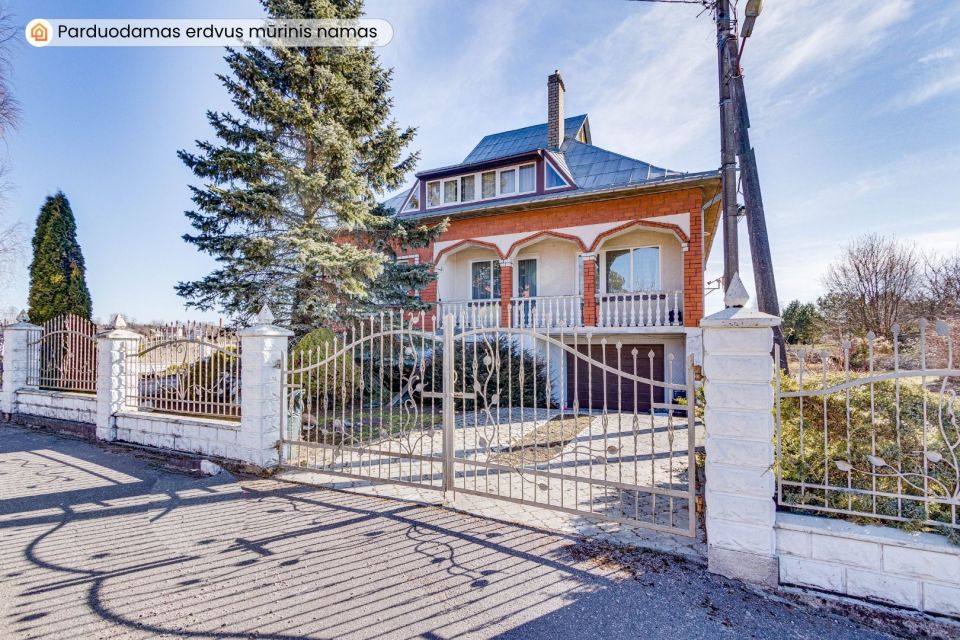 Parduodamas erdvus, mūrinis namas su 29,30 arų žemės sklypu Pievų g., Tytuvėnuose