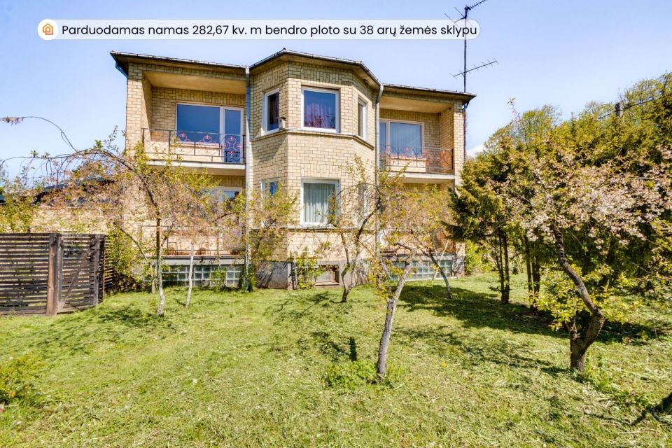 Parduodamas erdvus, mūrinis namas su 38 arų žemės sklypu Parko g., Skaistgirio mstl., Joniškio r.