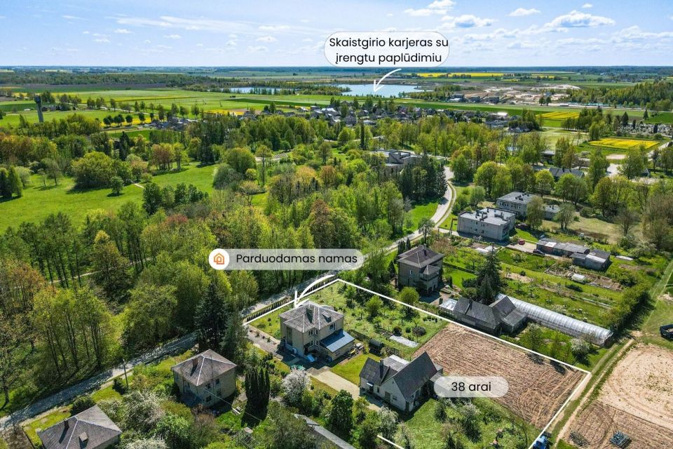 Parduodamas erdvus, mūrinis namas su 38 arų žemės sklypu Parko g., Skaistgirio mstl., Joniškio r.