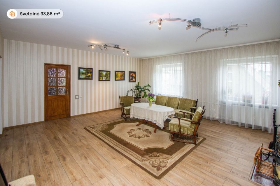 Parduodamas erdvus, pilnai įrengtas 316 m&sup2; ploto, 2 auk&scaron;tų mūrinis gyvenamasis namas su pusrūsiu ir ūkiniais pastatais Mažeikiuose, Kūlupio g.