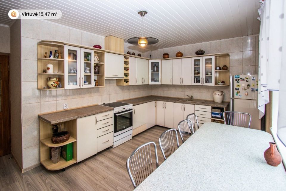 Parduodamas erdvus, pilnai įrengtas 316 m&sup2; ploto, 2 auk&scaron;tų mūrinis gyvenamasis namas su pusrūsiu ir ūkiniais pastatais Mažeikiuose, Kūlupio g.