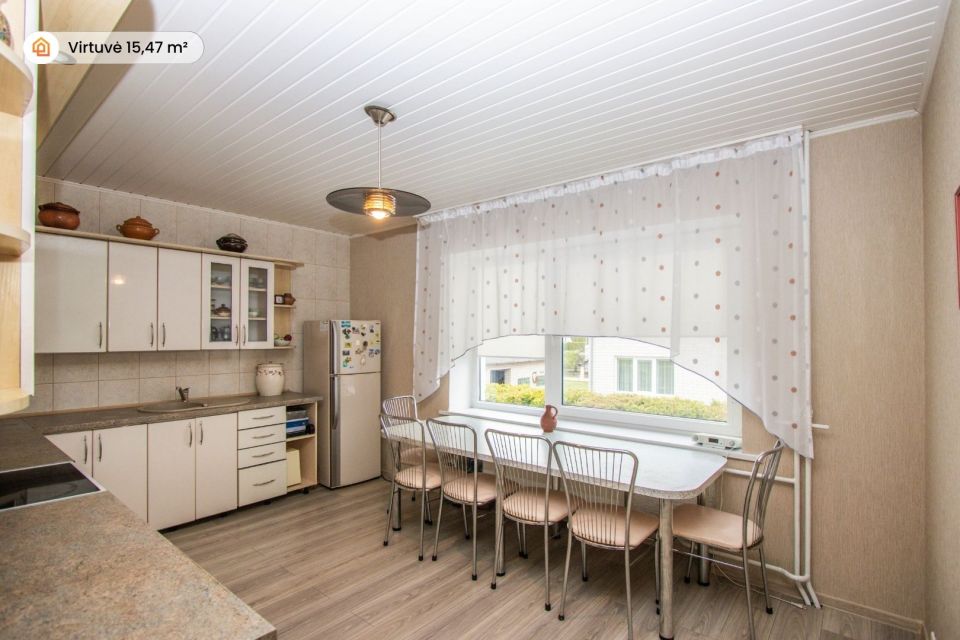 Parduodamas erdvus, pilnai įrengtas 316 m&sup2; ploto, 2 auk&scaron;tų mūrinis gyvenamasis namas su pusrūsiu ir ūkiniais pastatais Mažeikiuose, Kūlupio g.