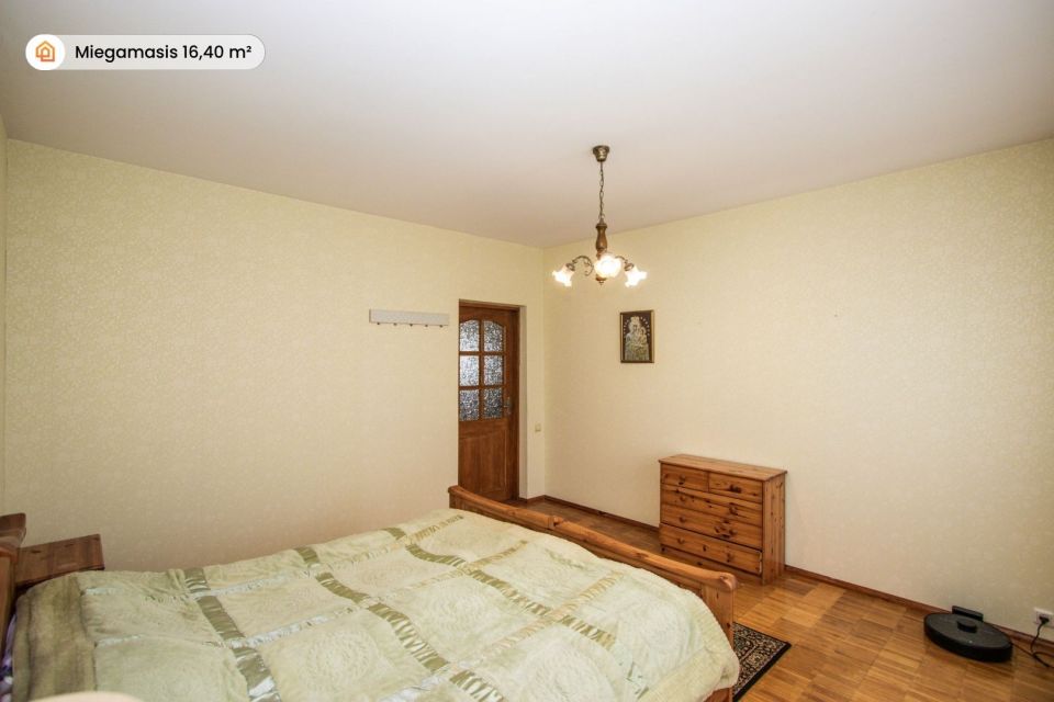 Parduodamas erdvus, pilnai įrengtas 316 m&sup2; ploto, 2 auk&scaron;tų mūrinis gyvenamasis namas su pusrūsiu ir ūkiniais pastatais Mažeikiuose, Kūlupio g.