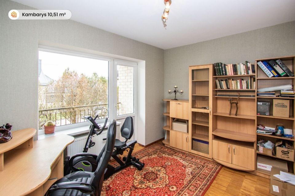 Parduodamas erdvus, pilnai įrengtas 316 m&sup2; ploto, 2 auk&scaron;tų mūrinis gyvenamasis namas su pusrūsiu ir ūkiniais pastatais Mažeikiuose, Kūlupio g.