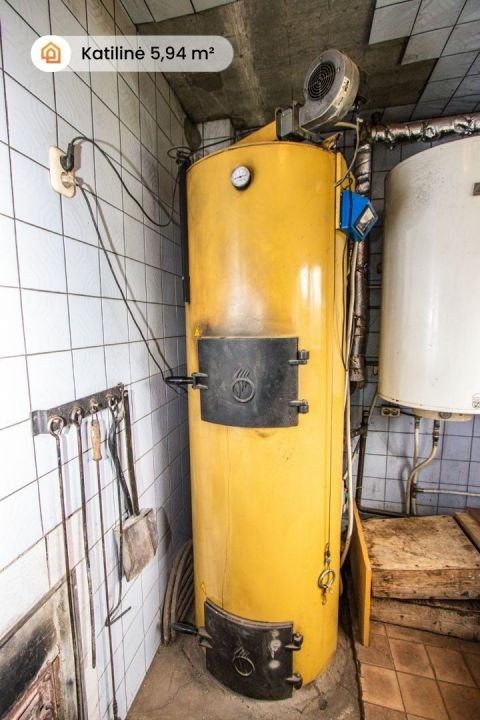 Parduodamas erdvus, pilnai įrengtas 316 m&sup2; ploto, 2 auk&scaron;tų mūrinis gyvenamasis namas su pusrūsiu ir ūkiniais pastatais Mažeikiuose, Kūlupio g.