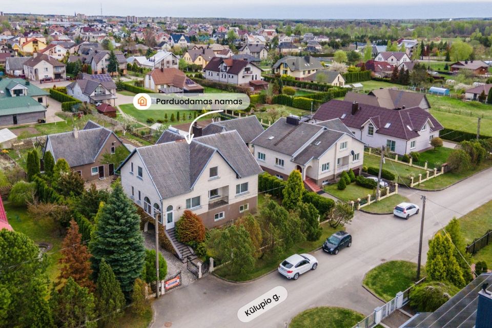 Parduodamas erdvus, pilnai įrengtas 316 m&sup2; ploto, 2 auk&scaron;tų mūrinis gyvenamasis namas su pusrūsiu ir ūkiniais pastatais Mažeikiuose, Kūlupio g.