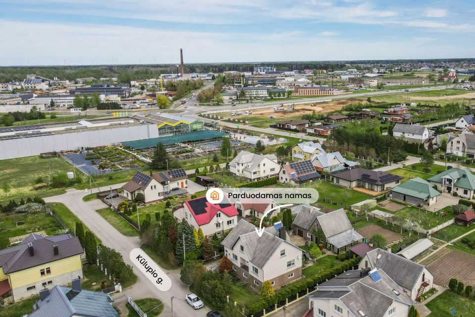 Parduodamas erdvus, pilnai įrengtas 316 m&sup2; ploto, 2 auk&scaron;tų mūrinis gyvenamasis namas su pusrūsiu ir ūkiniais pastatais Mažeikiuose, Kūlupio g.