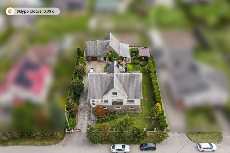 Parduodamas erdvus, pilnai įrengtas 316 m&sup2; ploto, 2 auk&scaron;tų mūrinis gyvenamasis namas su pusrūsiu ir ūkiniais pastatais Mažeikiuose, Kūlupio g.