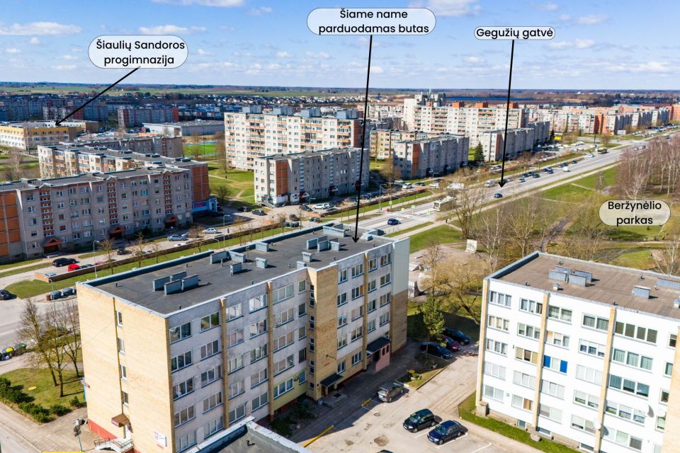 Parduodamas išskirtinio išplanavimo 3 kambarių butas pirmame aukšte Gegužių g. 51, Šiauliuose