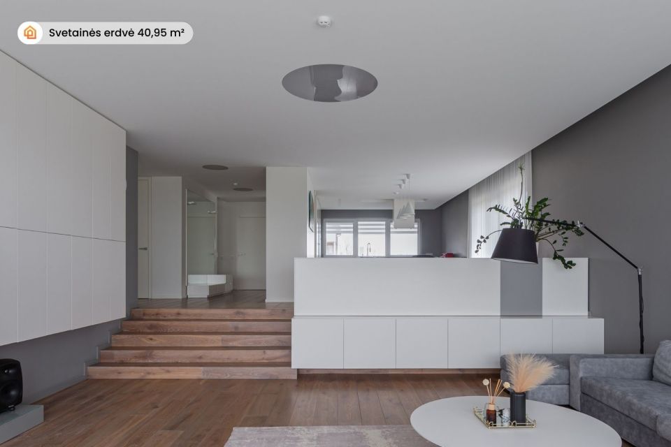 Parduodamas išskirtinis 277 m² namas su tiesioginiu priėjimu prie Šiaulių jūros – gyvenimas, kur harmoningai dera gamta ir elegancija!