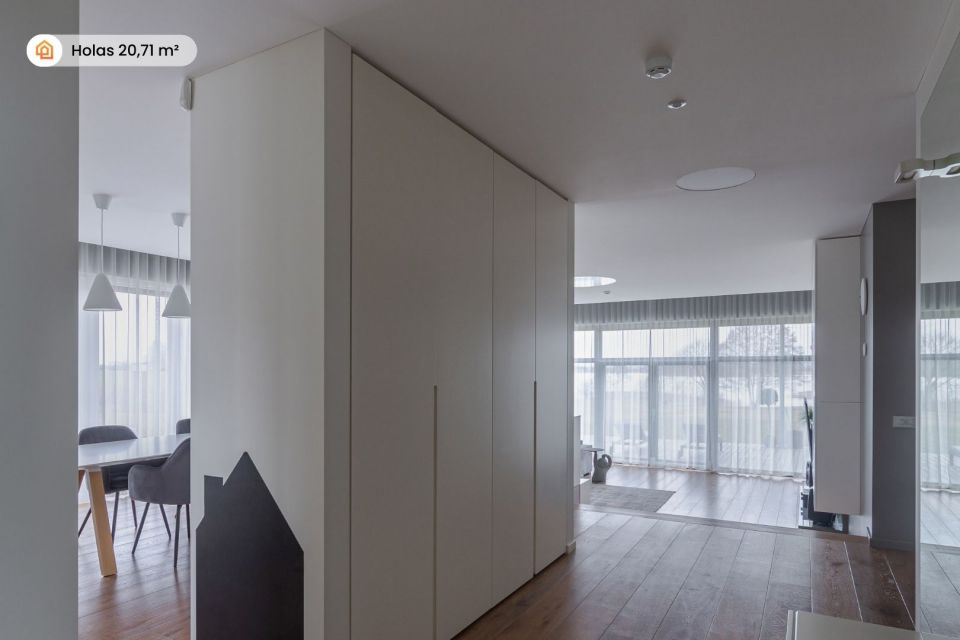 Parduodamas išskirtinis 277 m² namas su tiesioginiu priėjimu prie Šiaulių jūros – gyvenimas, kur harmoningai dera gamta ir elegancija!
