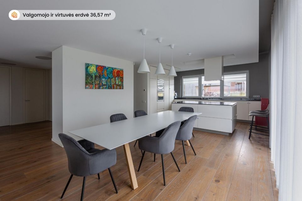 Parduodamas išskirtinis 277 m² namas su tiesioginiu priėjimu prie Šiaulių jūros – gyvenimas, kur harmoningai dera gamta ir elegancija!