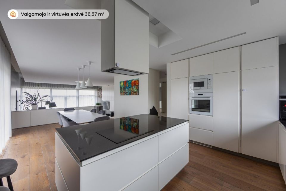 Parduodamas išskirtinis 277 m² namas su tiesioginiu priėjimu prie Šiaulių jūros – gyvenimas, kur harmoningai dera gamta ir elegancija!