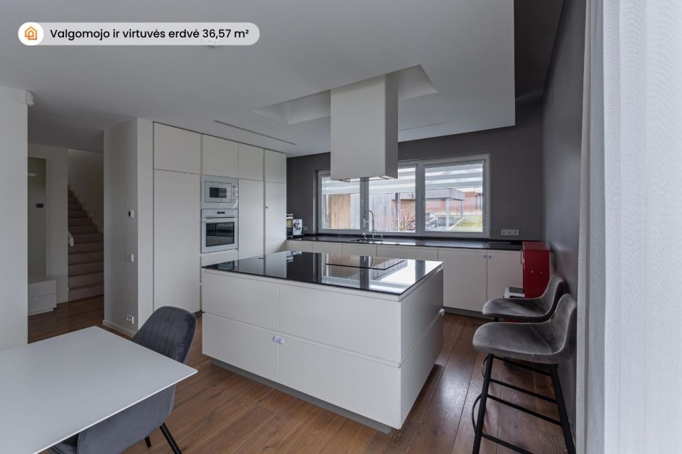 Parduodamas išskirtinis 277 m² namas su tiesioginiu priėjimu prie Šiaulių jūros – gyvenimas, kur harmoningai dera gamta ir elegancija!