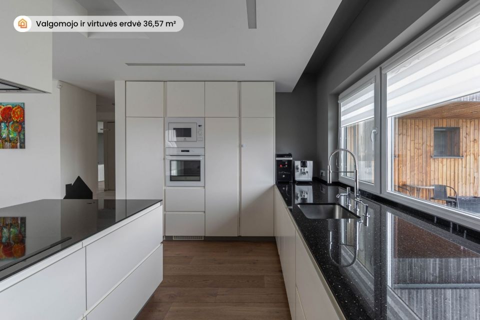 Parduodamas išskirtinis 277 m² namas su tiesioginiu priėjimu prie Šiaulių jūros – gyvenimas, kur harmoningai dera gamta ir elegancija!