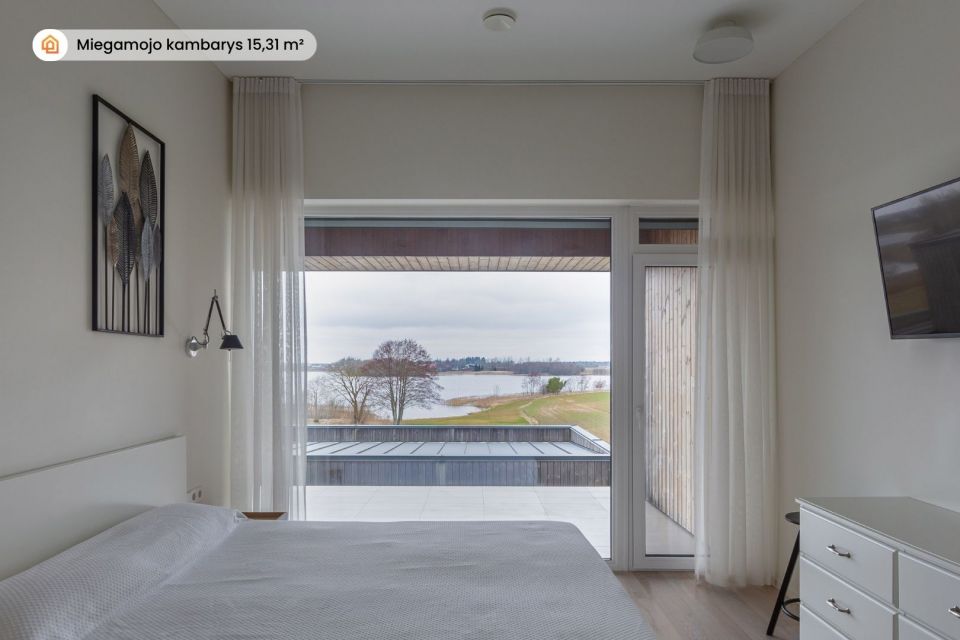 Parduodamas išskirtinis 277 m² namas su tiesioginiu priėjimu prie Šiaulių jūros – gyvenimas, kur harmoningai dera gamta ir elegancija!