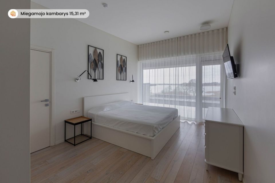 Parduodamas išskirtinis 277 m² namas su tiesioginiu priėjimu prie Šiaulių jūros – gyvenimas, kur harmoningai dera gamta ir elegancija!