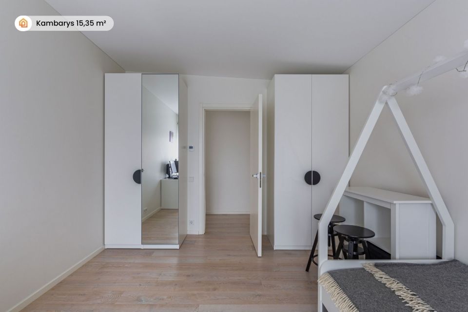 Parduodamas išskirtinis 277 m² namas su tiesioginiu priėjimu prie Šiaulių jūros – gyvenimas, kur harmoningai dera gamta ir elegancija!