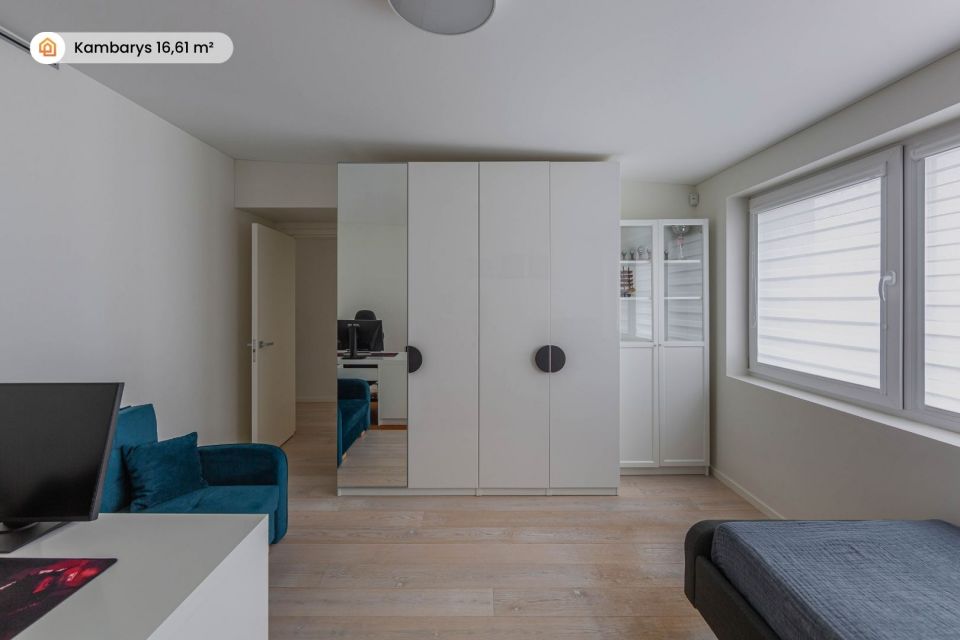 Parduodamas išskirtinis 277 m² namas su tiesioginiu priėjimu prie Šiaulių jūros – gyvenimas, kur harmoningai dera gamta ir elegancija!