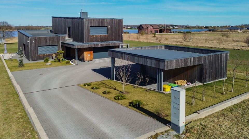 Parduodamas išskirtinis 277 m² namas su tiesioginiu priėjimu prie Šiaulių jūros – gyvenimas, kur harmoningai dera gamta ir elegancija!