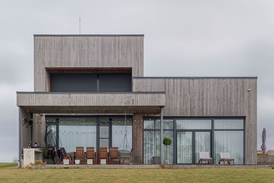 Parduodamas išskirtinis 277 m² namas su tiesioginiu priėjimu prie Šiaulių jūros – gyvenimas, kur harmoningai dera gamta ir elegancija!