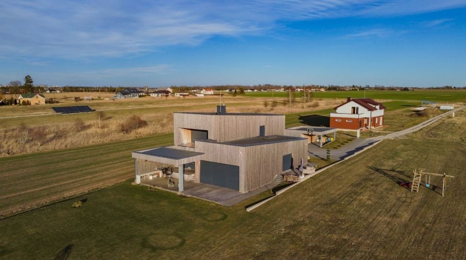 Parduodamas išskirtinis 277 m² namas su tiesioginiu priėjimu prie Šiaulių jūros – gyvenimas, kur harmoningai dera gamta ir elegancija!