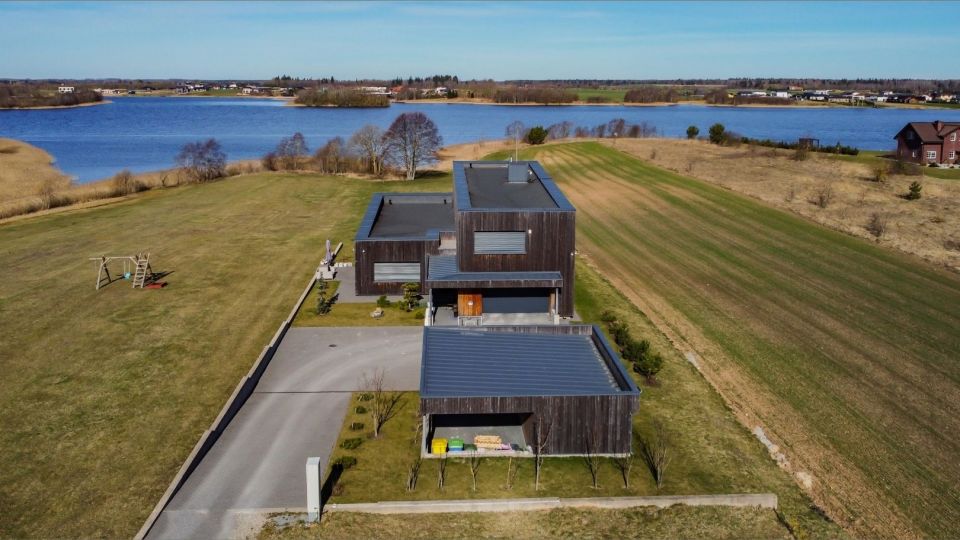 Parduodamas išskirtinis 277 m² namas su tiesioginiu priėjimu prie Šiaulių jūros – gyvenimas, kur harmoningai dera gamta ir elegancija!