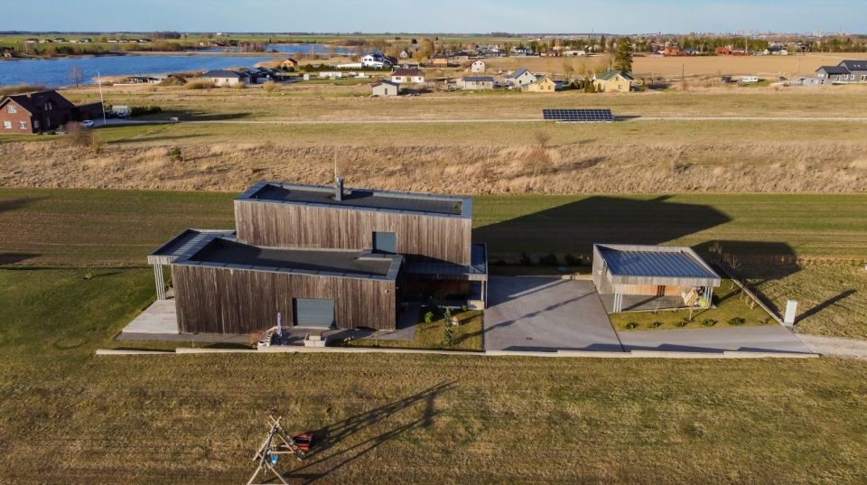 Parduodamas išskirtinis 277 m² namas su tiesioginiu priėjimu prie Šiaulių jūros – gyvenimas, kur harmoningai dera gamta ir elegancija!