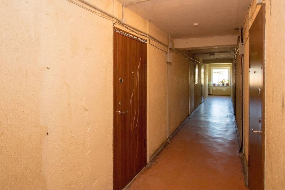 Parduodamas jaukus, šviesus ir tvarkingas 1 kambario butas bendrabučio tipo name Žemaitės g. 104, Šiauliai