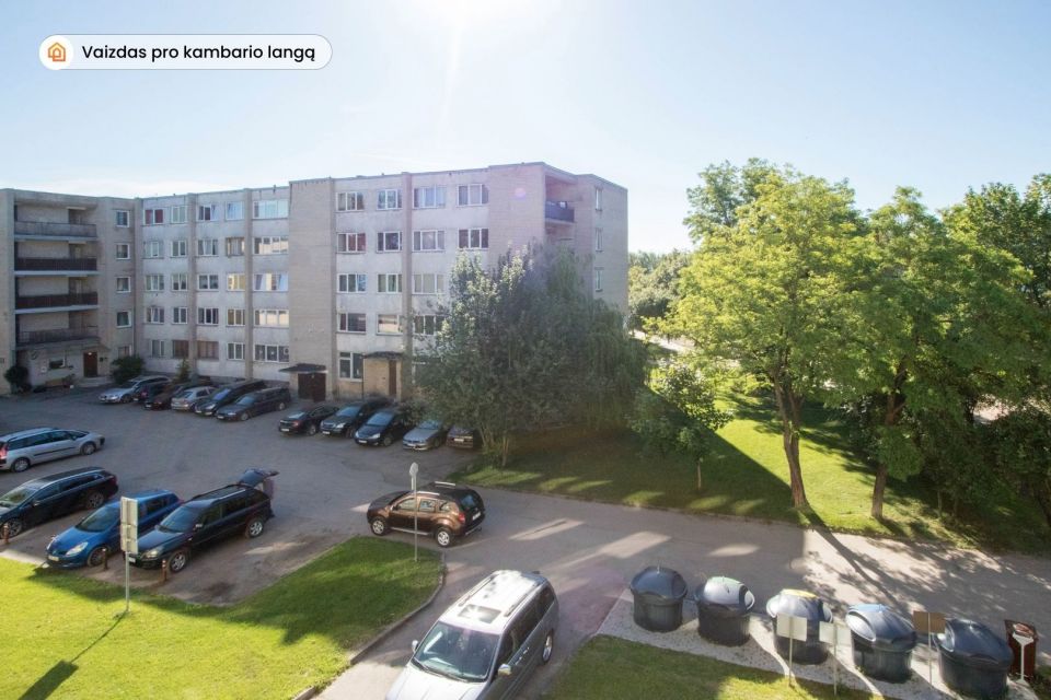 Parduodamas jaukus, šviesus ir tvarkingas 1 kambario butas bendrabučio tipo name Žemaitės g. 104, Šiauliai