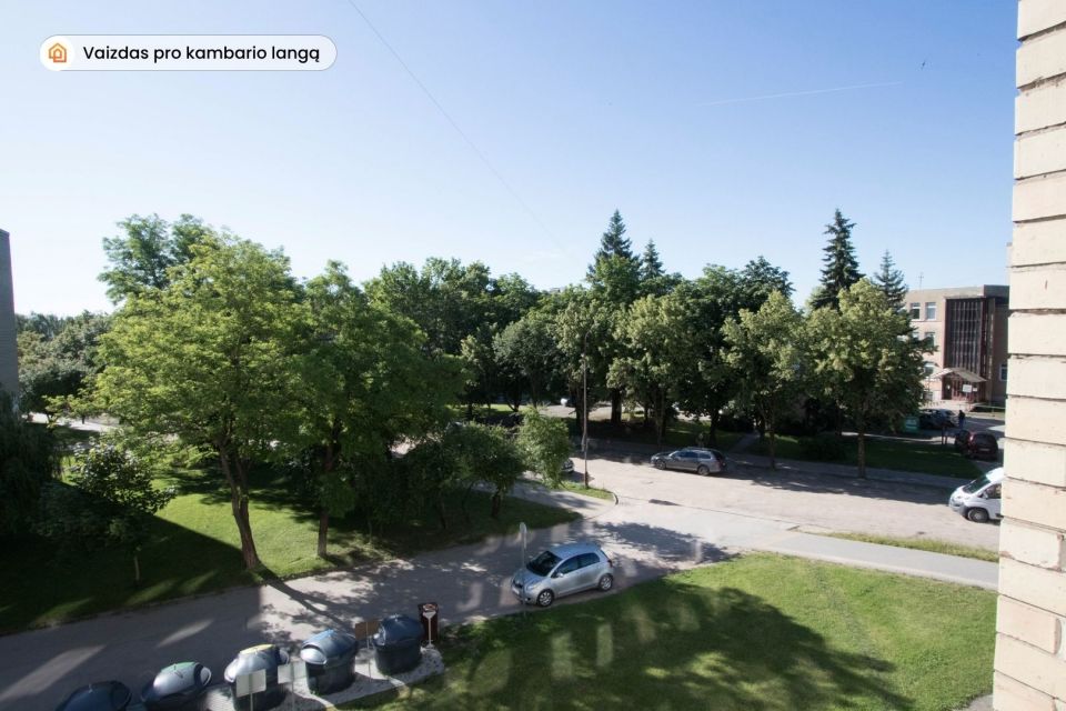 Parduodamas jaukus, šviesus ir tvarkingas 1 kambario butas bendrabučio tipo name Žemaitės g. 104, Šiauliai