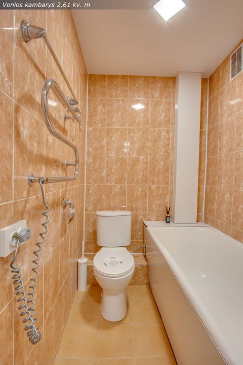 Parduodamas jaukus, tvarkingas 2 kambarių butas bendrabučio tipo name Žemaitės g. 104, Šiauliai.