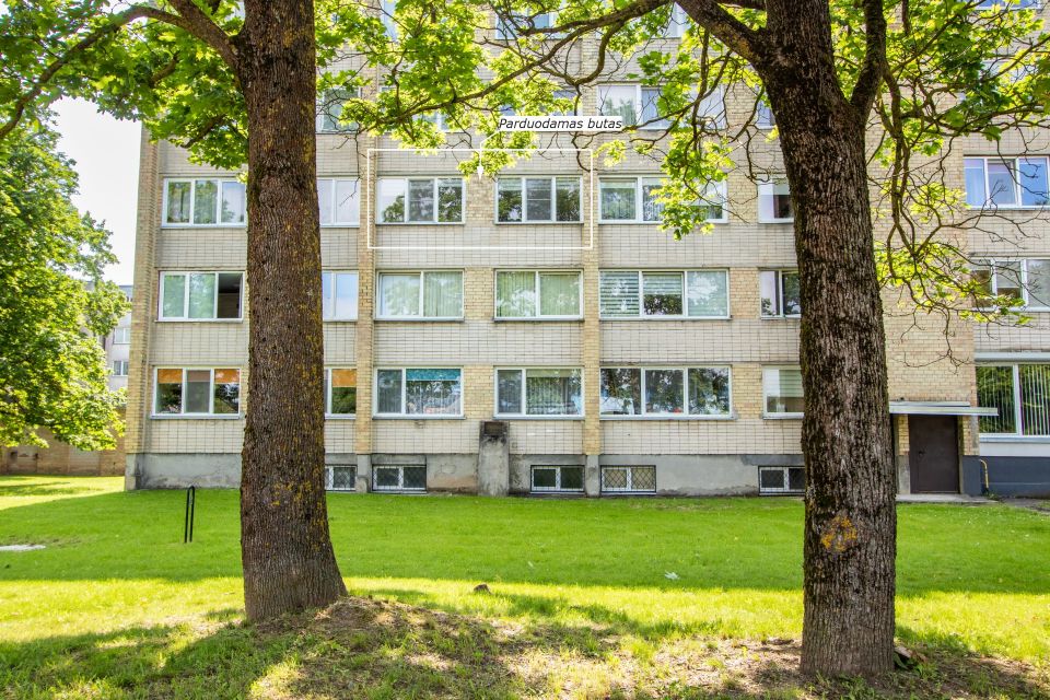 Parduodamas jaukus, tvarkingas 2 kambarių butas bendrabučio tipo name Žemaitės g. 104, Šiauliai.