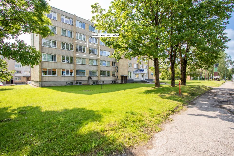 Parduodamas jaukus, tvarkingas 2 kambarių butas bendrabučio tipo name Žemaitės g. 104, Šiauliai.