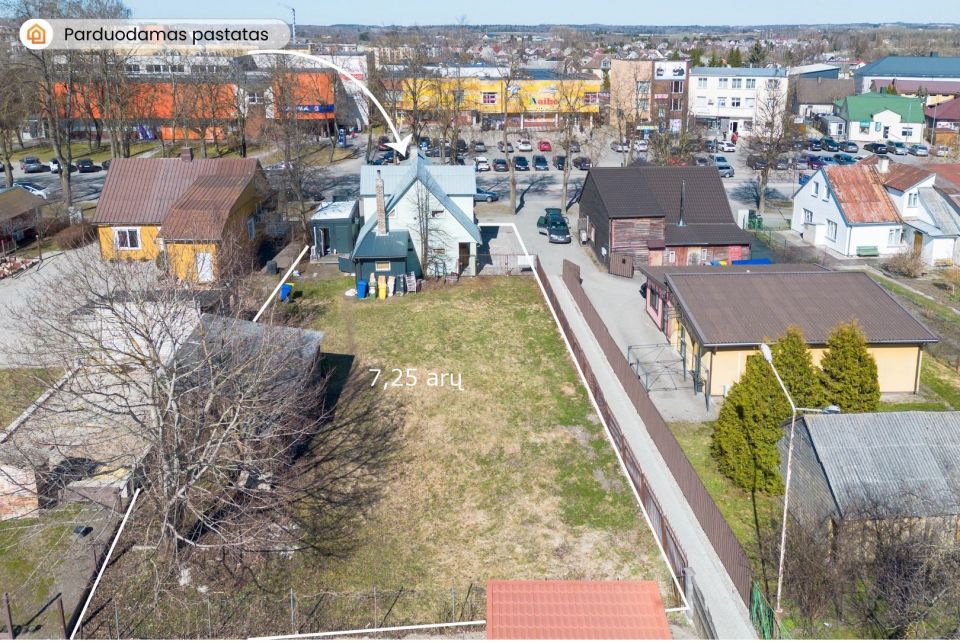 Parduodamas komercinės paskirties pastatas su 7,25 arų žemės sklypu, Kelmės miesto centre Vytauto Didžiojo g.