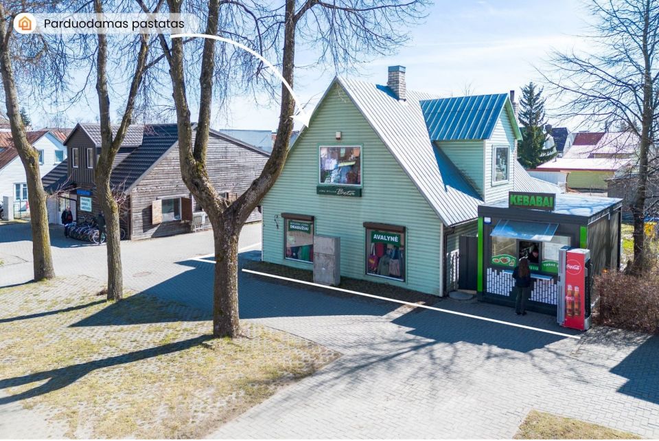 Parduodamas komercinės paskirties pastatas su 7,25 arų žemės sklypu, Kelmės miesto centre Vytauto Didžiojo g.