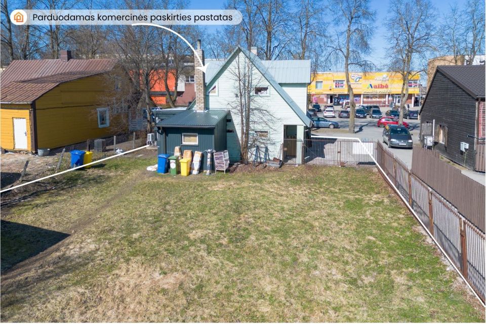 Parduodamas komercinės paskirties pastatas su 7,25 arų žemės sklypu, Kelmės miesto centre Vytauto Didžiojo g.