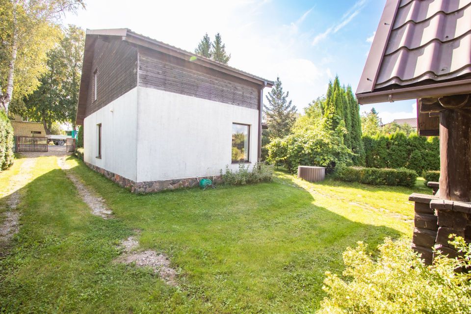 Parduodamas kompakti&scaron;kas gyvenamasis namas su 9,71 aro žemės sklypu Nepriklausomybės g. 31, Kelmėje.