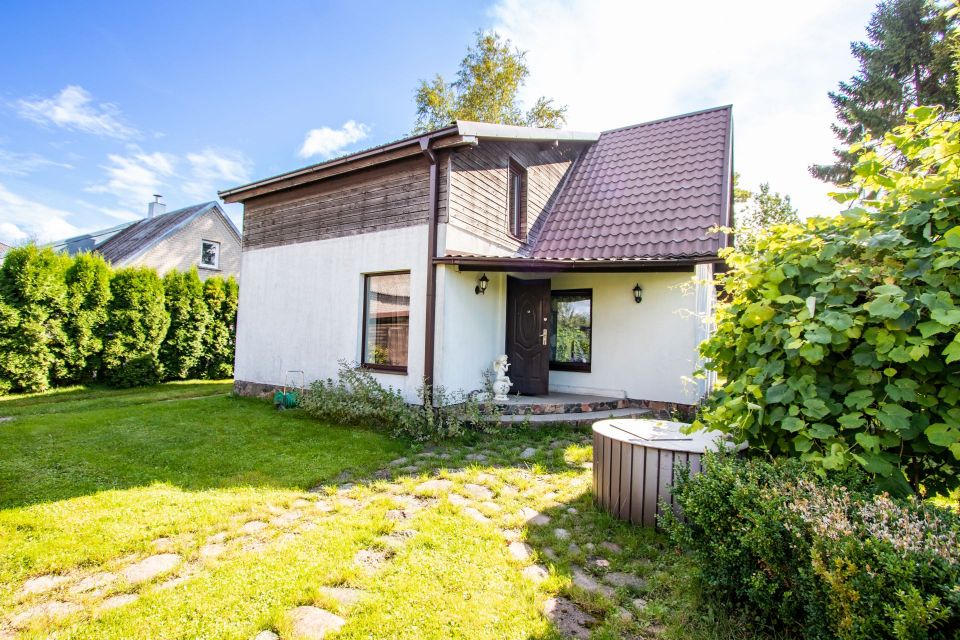 Parduodamas kompakti&scaron;kas gyvenamasis namas su 9,71 aro žemės sklypu Nepriklausomybės g. 31, Kelmėje.