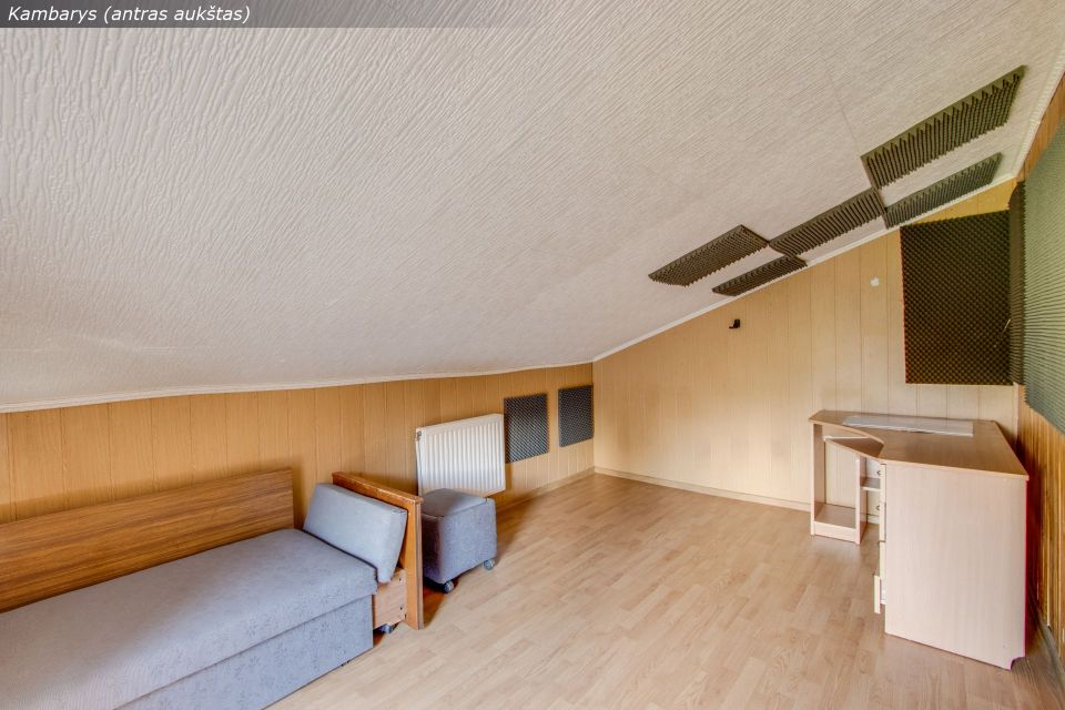 Parduodamas kompakti&scaron;kas gyvenamasis namas su 9,71 aro žemės sklypu Nepriklausomybės g. 31, Kelmėje.