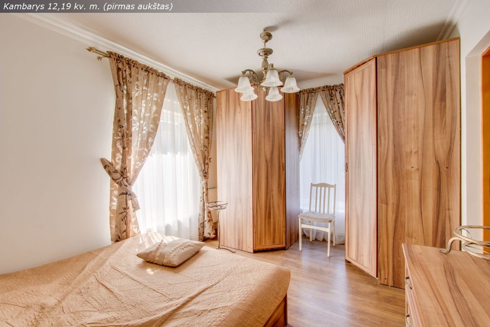 Parduodamas kompakti&scaron;kas gyvenamasis namas su 9,71 aro žemės sklypu Nepriklausomybės g. 31, Kelmėje.
