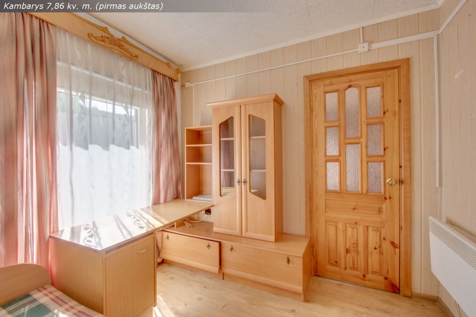 Parduodamas kompakti&scaron;kas gyvenamasis namas su 9,71 aro žemės sklypu Nepriklausomybės g. 31, Kelmėje.