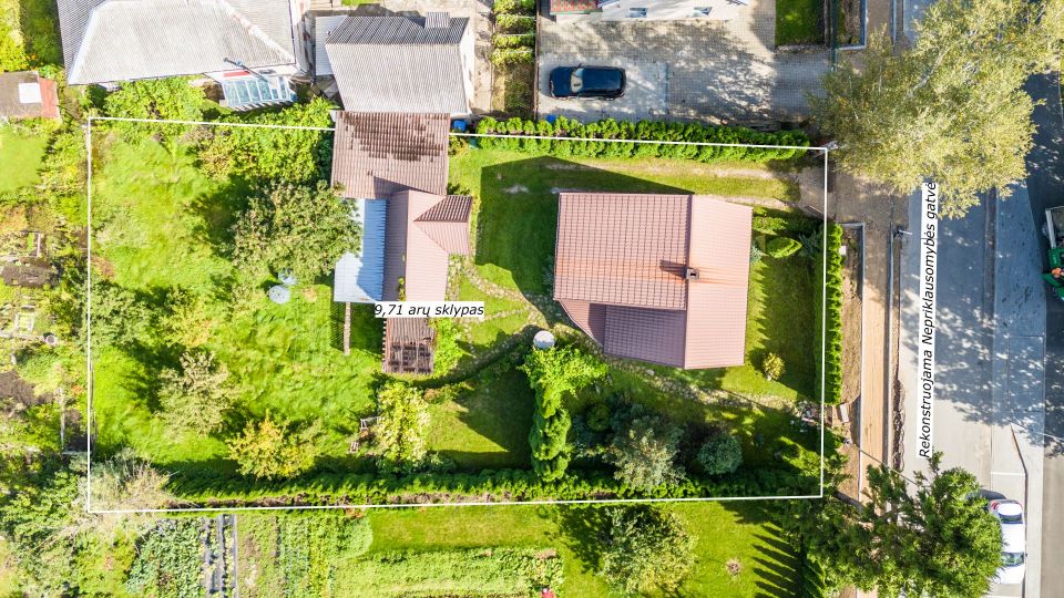 Parduodamas kompakti&scaron;kas gyvenamasis namas su 9,71 aro žemės sklypu Nepriklausomybės g. 31, Kelmėje.