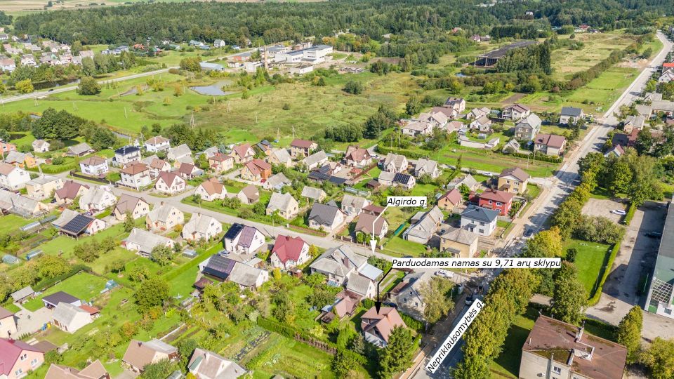 Parduodamas kompakti&scaron;kas gyvenamasis namas su 9,71 aro žemės sklypu Nepriklausomybės g. 31, Kelmėje.